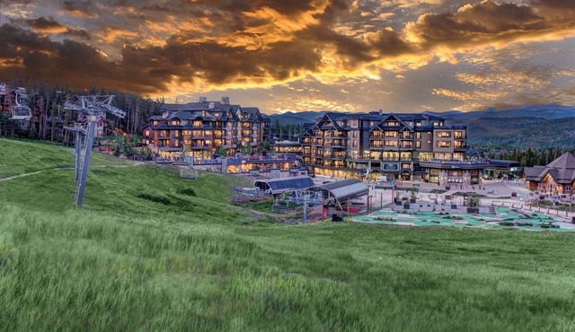 BEST Ski in/Ski out! Grand Colorado Peak 8! Two Bedroom. Sleeps 8.