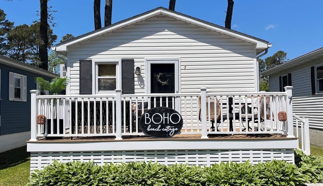 Boho Beach Cottage- Quiet, Deck, Private parking, Bikes- 1 mi to Beach & Boards!