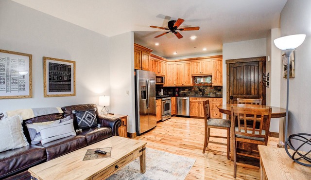 Boulevard Bend Condo: Stroll To Main St, Ski Shuttle