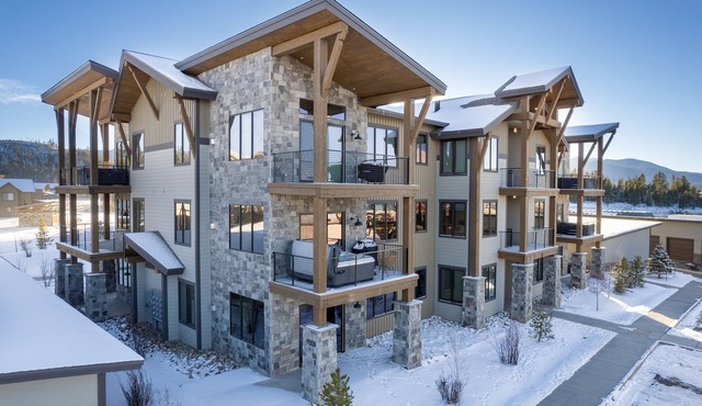 Brand new Grand Park retreat! Private hot tub and custom bunk room!