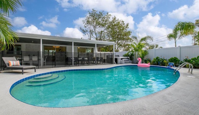 Breezy Blue-Pool Hot Tub Minutes to Beach Games