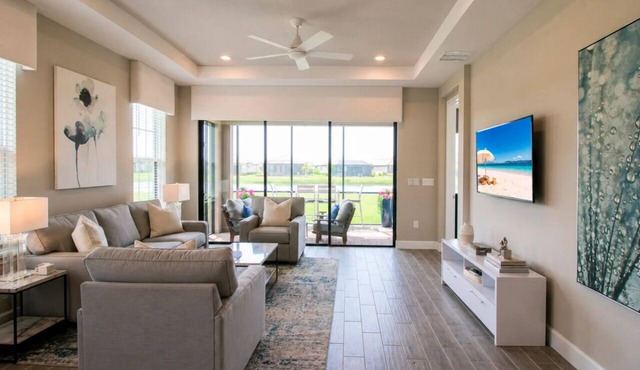 Bright and airy waterfront villa in the Esplanade - Golf Course Access - Sunny Retreat