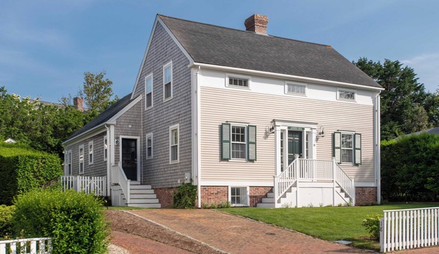 Bright Mid-Island Nantucket Vacation Home Close to Town, Beaches & Bike Paths