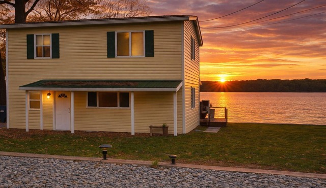 Brooko's Lakefront Retreat - Sunset views - 10 Minutes to St. Albans VT