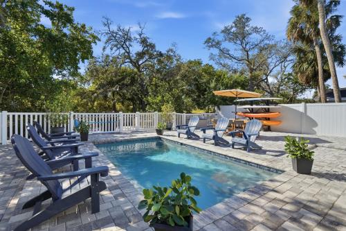 Canal-Front Oasis in Terra Ceia: Pool, Patio, Dock
