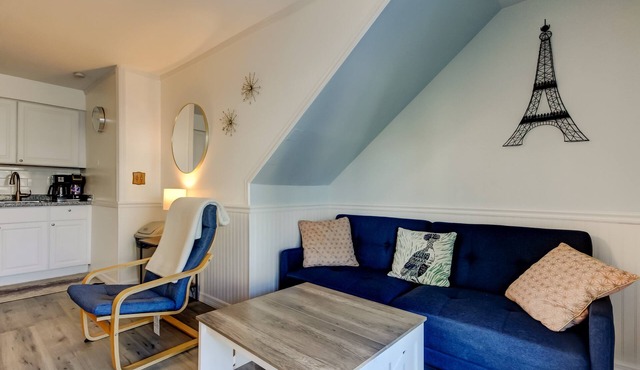 🦩Carousel Suites #7- Updated 1 Bedroom steps to the beach! - Perfect for a Relaxing Getaway!