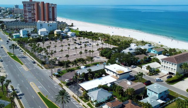 ⛵Carousel Suites #8- Renovated Studio steps to the beach - The Perfect Getaway!