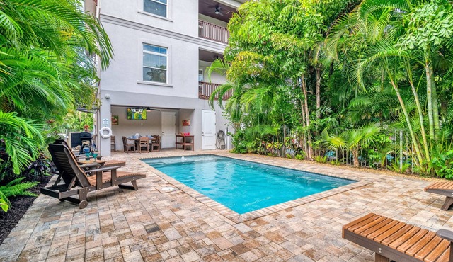 Casa Ohana | Pet Friendly, Ping Pong Table, Private Heated Pool, Steps to Beach!