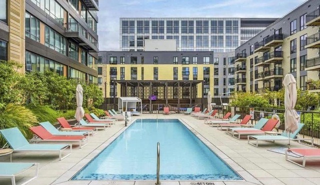 Central 2BR Apt w Pool & Gym sleep 7