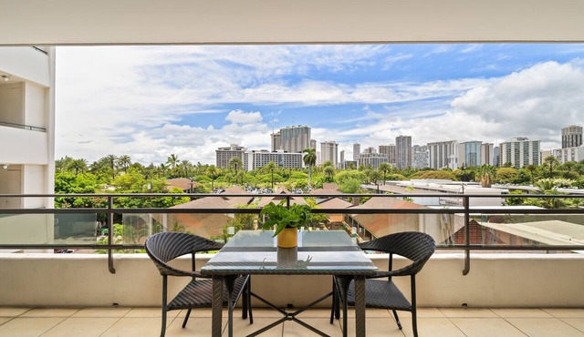 Central Waikiki! Large lanai, close 2 beach! Fireworks! WASHLET! Sleeps 6!