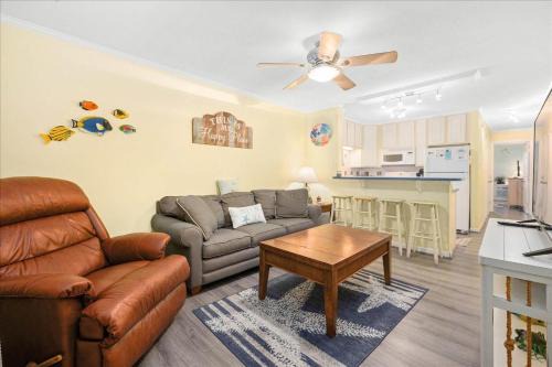 Charming 1 Bedroom Condo with Outdoor Pool!