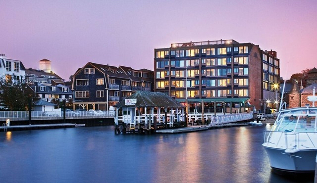 Charming 1-bedroom unit with kitchenette in the heart of Newport on the marina!