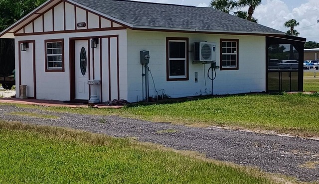 Charming 1-bedroom cottage in Historic Punta Gorda with WiFi, AC, Lanai, & more