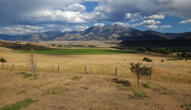 Charming 2-bedroom cabin in Emigrant with Beautiful Views
