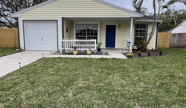 Charming 2-bedroom house, pet friendly, wheelchair accessible, sleeps 6.