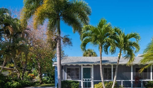 Charming 2BD Bungalow Close to Crescent Beach!