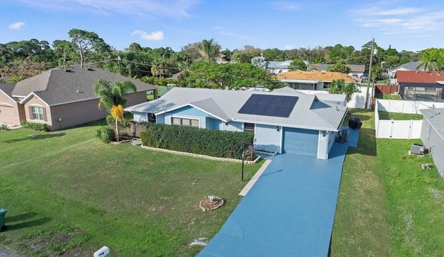 Charming 3-bedroom house with WiFi and AC in brilliant Port St. Lucie