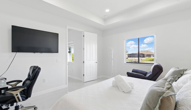 Charming 3-bedroom house with fitness room, WiFi in Tranquil Cape Coral