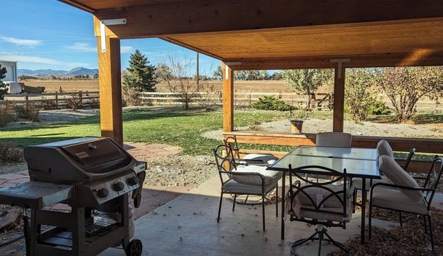 Charming 3-bedroom house in Longmont with mountain views