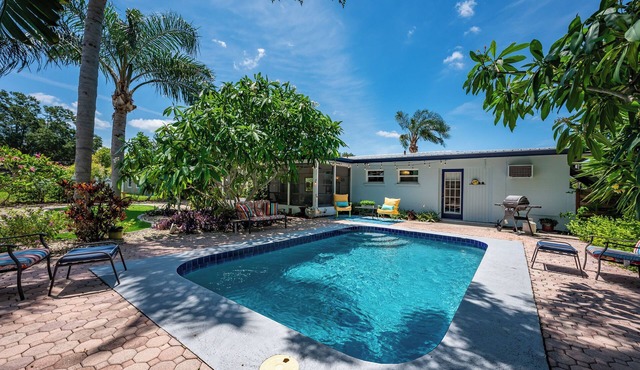 Charming 3-bedroom pool home in serene Sarasota with AC, WiFi