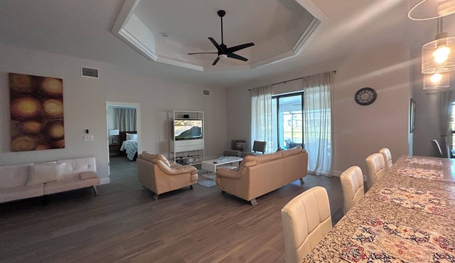 Charming 4-bedroom house with fishing deck in lovely Cape Coral