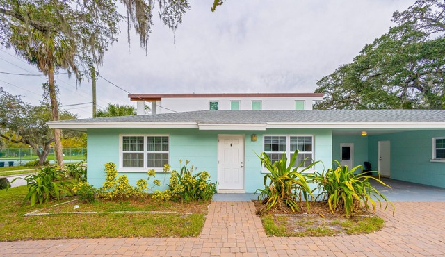 Charming home with a full kitchen, washer/dryer, & AC - across from park
