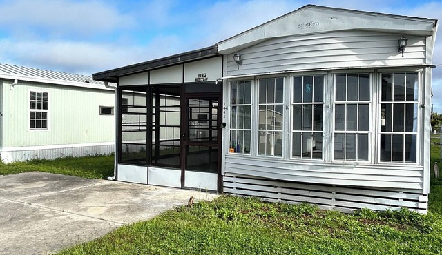 Charming one bedroom cottage with AC, WiFi in fantastic Fort Myers Beach