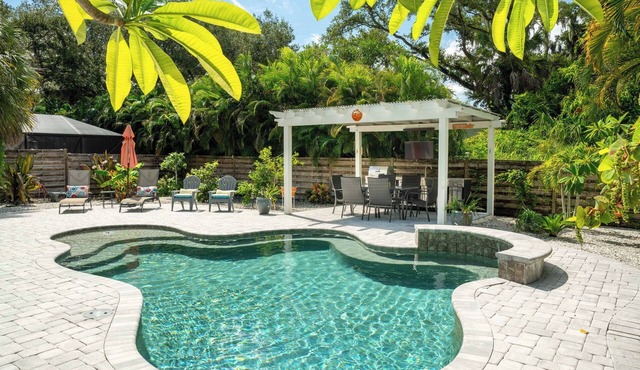 Charming Sapphire Shores Bungalow with Backyard Oasis