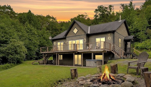 Chase Mountain Lodge – Mt. Mansfield Views & Hot Tub