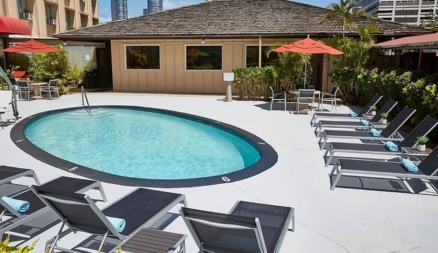 City View Two Queens, 3 Units, Koi Pond & Garden Views, Poolside Relaxation