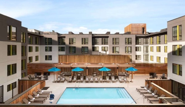 Close to CU Boulder + Free Breakfast. Pool. Gym.
