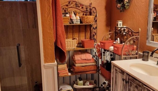 Come stay at my cute cottage while I am away! 3 miles to Englewood Beach.