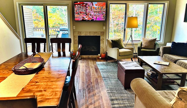 Comfortable and casual 3 bedroom townhome with great location!