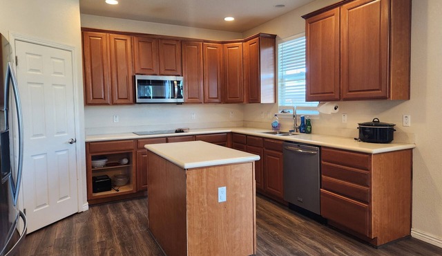 Comfortable and Spacious Stay in Aurora - 4 Bedrooms - Family & Work-Friendly