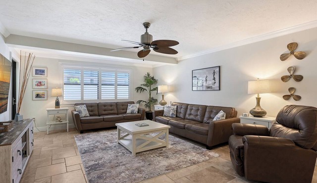 Condo on Siesta Key/Crescent Beach. Steps to ocean and many shops/activities!
