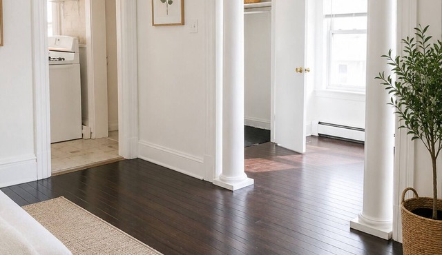 Convenient 1-bedroom apartment with AC, Soccer fan friendly