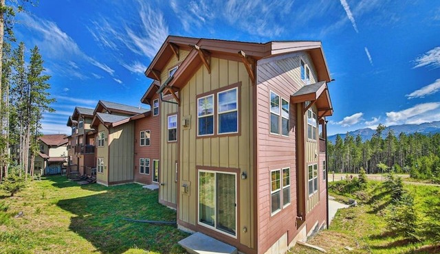 Convenient Mountain Condo w/Free WiFi, Mtn Views, Private Washer/Dryer, & Cable