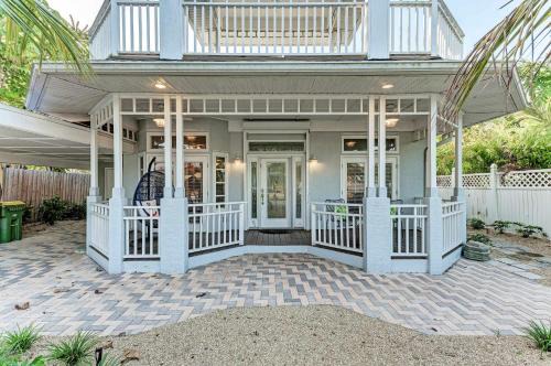 Cottage on Lido Key - One block to Beach Pool