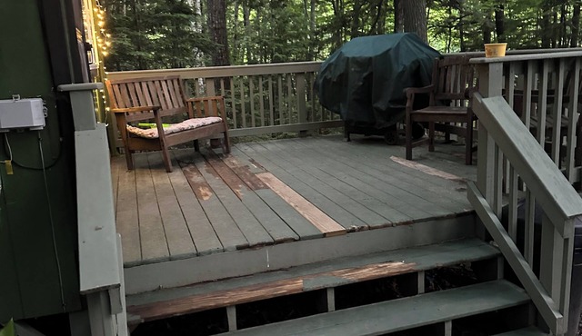Cozy 1-bedroom cabin on Cobbossee Lake.