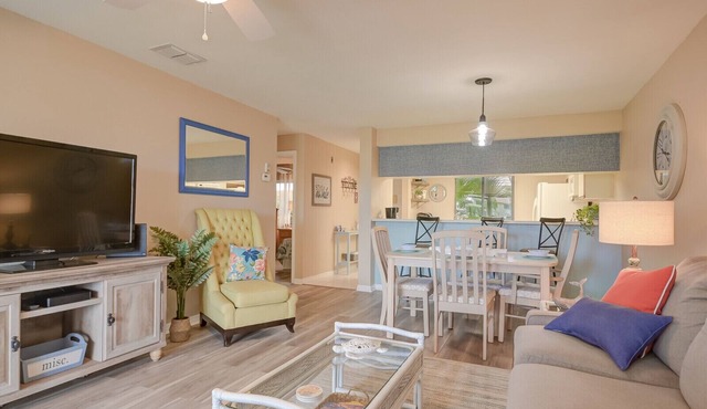 ☀️Cozy 2 Bed 2 Bath, Ground Floor w/Lake View 10 Mins to Airport/Pool & Jacuzzi