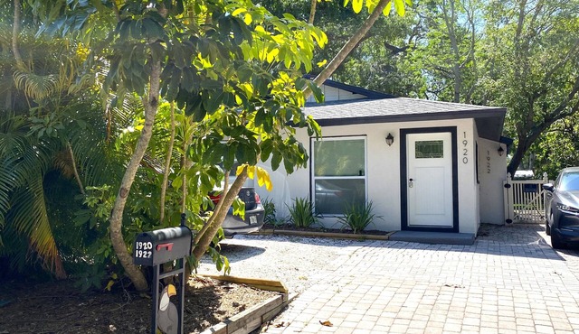 Cozy 2-bedroom house in awesome Sarasota with AC, WiFi