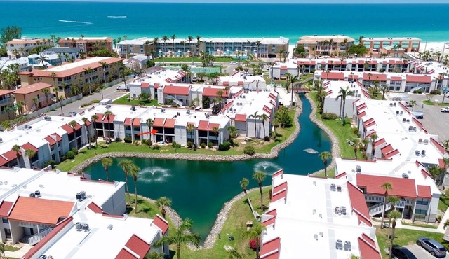 Cozy 2 Bedroom Condo! Private Balcony, Close to Beach