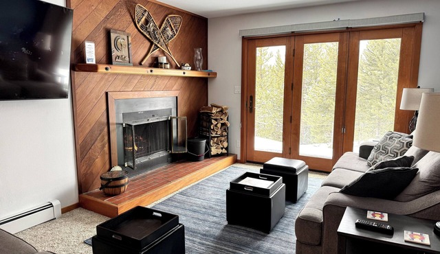 Cozy 2bdrm condo+fireplace+WiFi+in-unit wash/dryer, 10-40 min from 6 SKI resorts