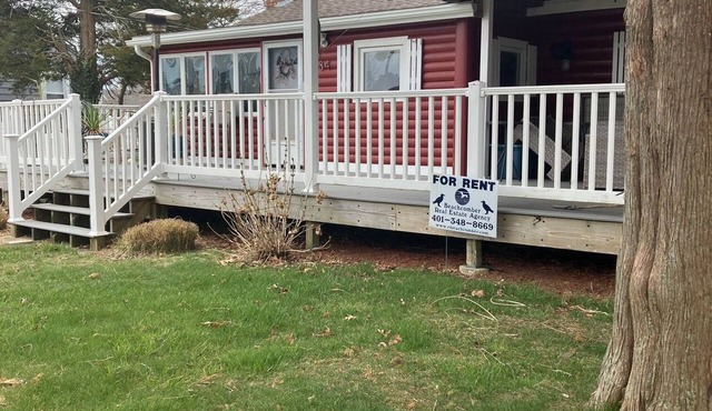 Cozy adorable log-cabin cottage at the beach