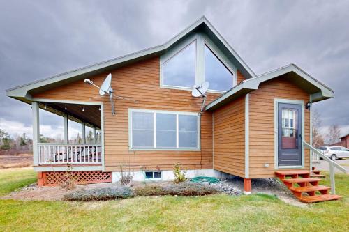 Cozy, dog-friendly waterfront cabin with large yard, porch, dock, & lake views