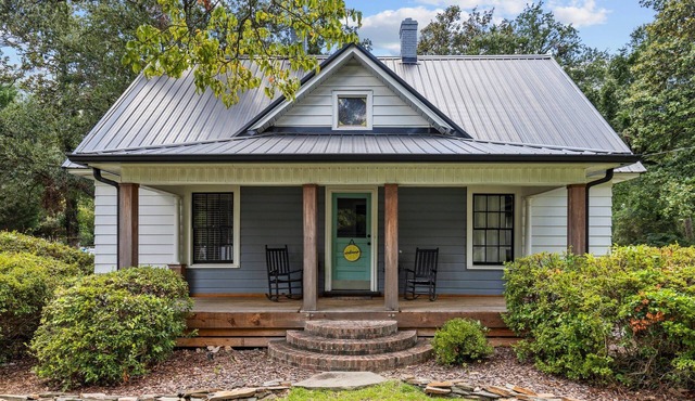 Cozy downtown cottage close to the park