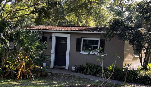 Cozy quiet cottage nestled in Safety Harbor