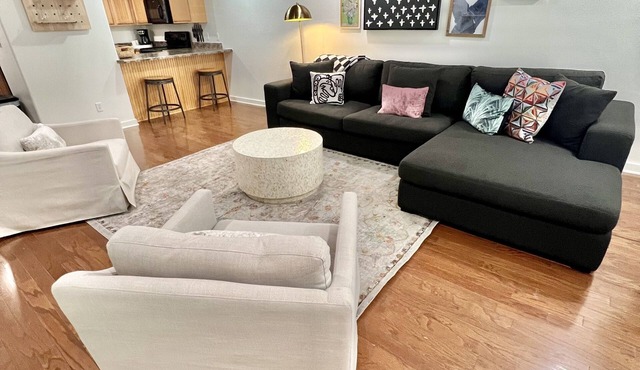 Cozy townhouse in the heart of Fayetteville, minutes from the U of A.