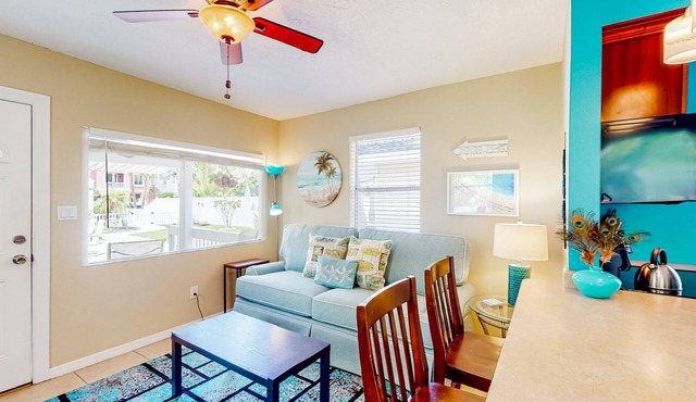 Cute cottage near the beach with grill, enclosed yard, fast WiFi, W/D, deck & AC