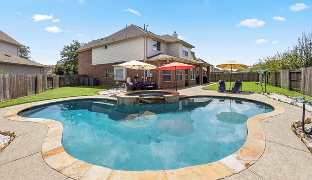 Delightful 7-bedroom house with a heated pool and hot tub in Houston